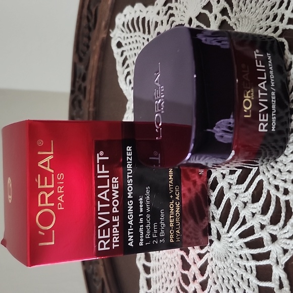 L'Oreal Revitalift Triple Power Moisturizer - Picture 1 of 3